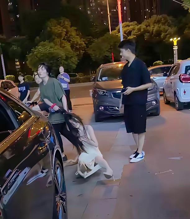 女人何苦为难女人？