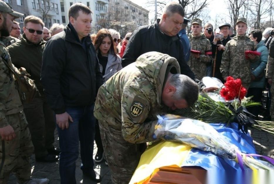 🌙全网看哭了，4月9号俄方交给乌克兰一千具乌军阵亡士兵的遗体，可他们接回来的自