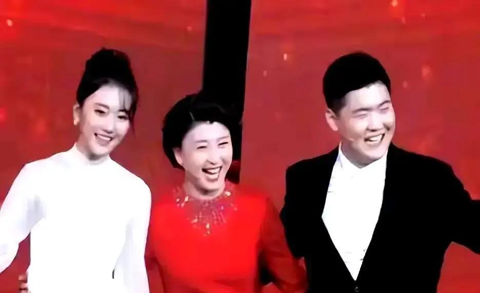 54岁闫学晶带病直播，儿子年薪40万撑不起北京家直播间里她咳得脸通红，弹幕