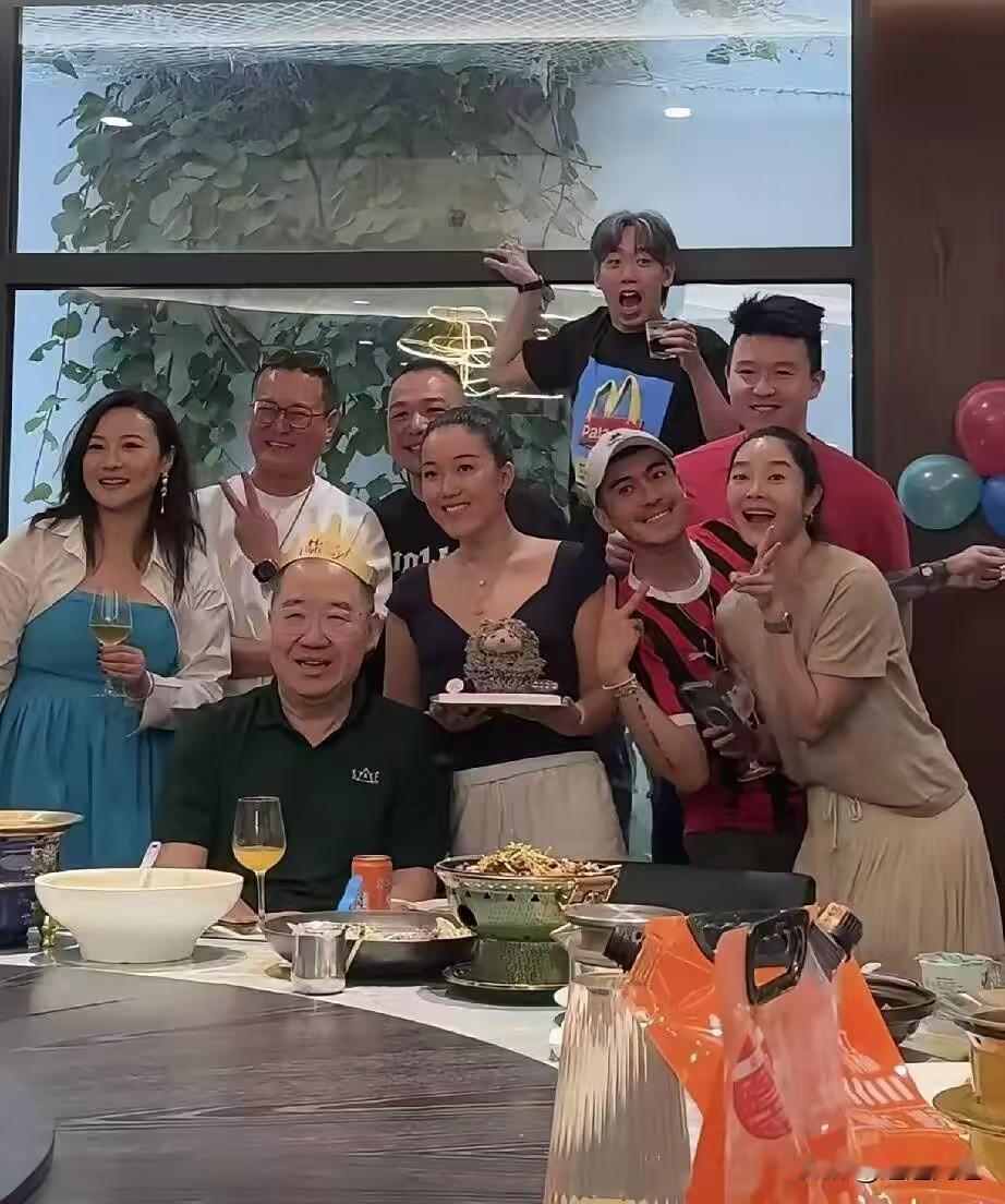 英达这下笑不出来了，不是他又离婚了，而是他办66岁寿宴，大儿子巴图没到场，2个孙