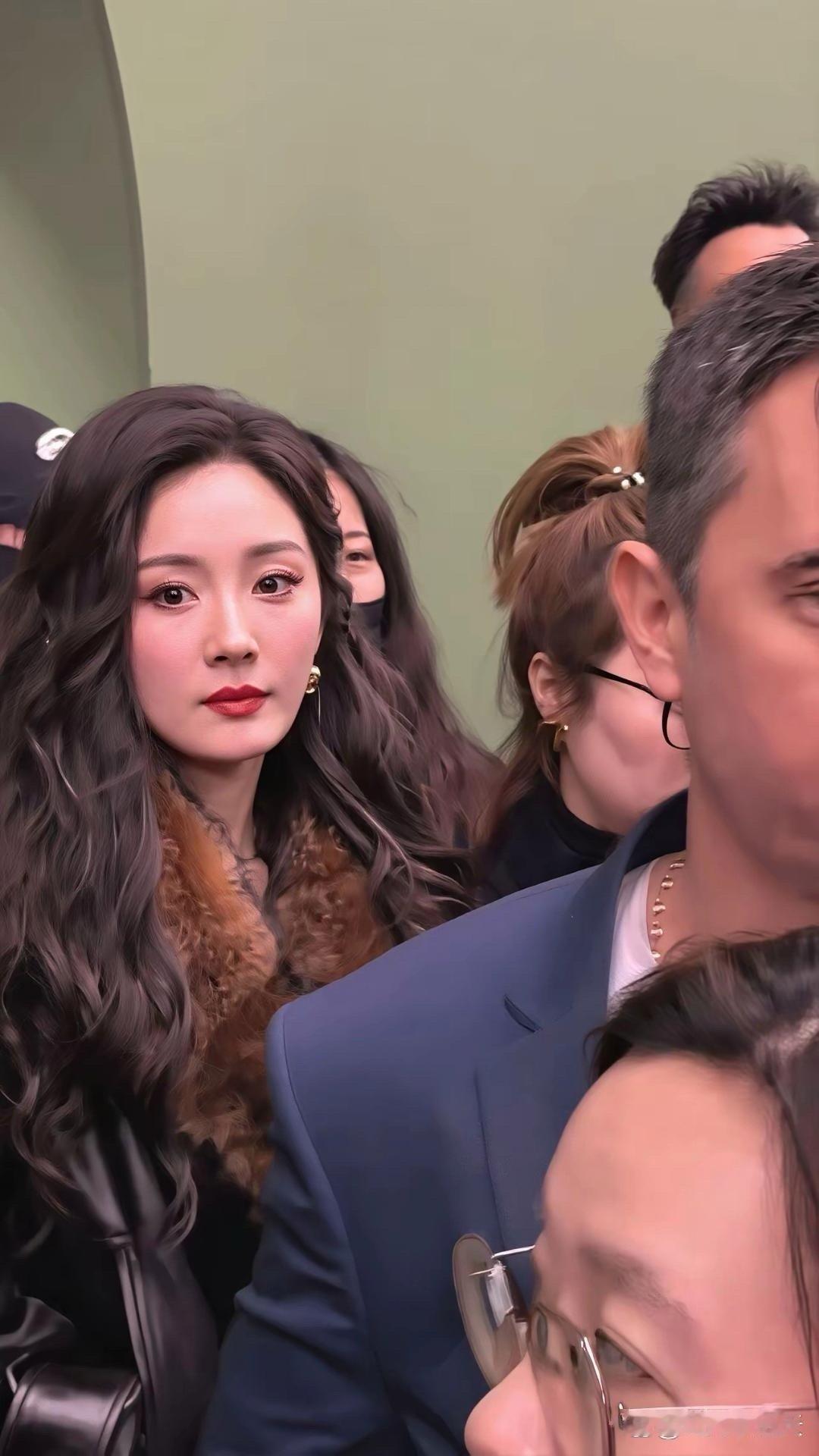 杨幂的颜值太能打！灵动大眼搭配精致高鼻梁，五官精致立体，惊艳感直接拉满～