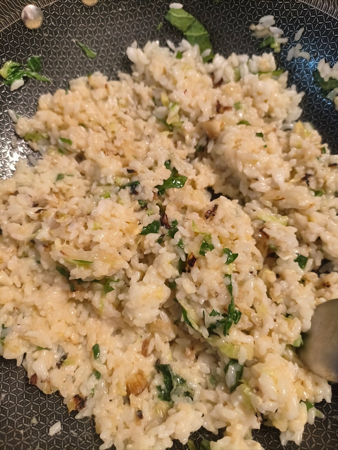 饿了，吃点夜宵吧，自己炒的蛋炒饭，虽然不感好看，吃着还可以