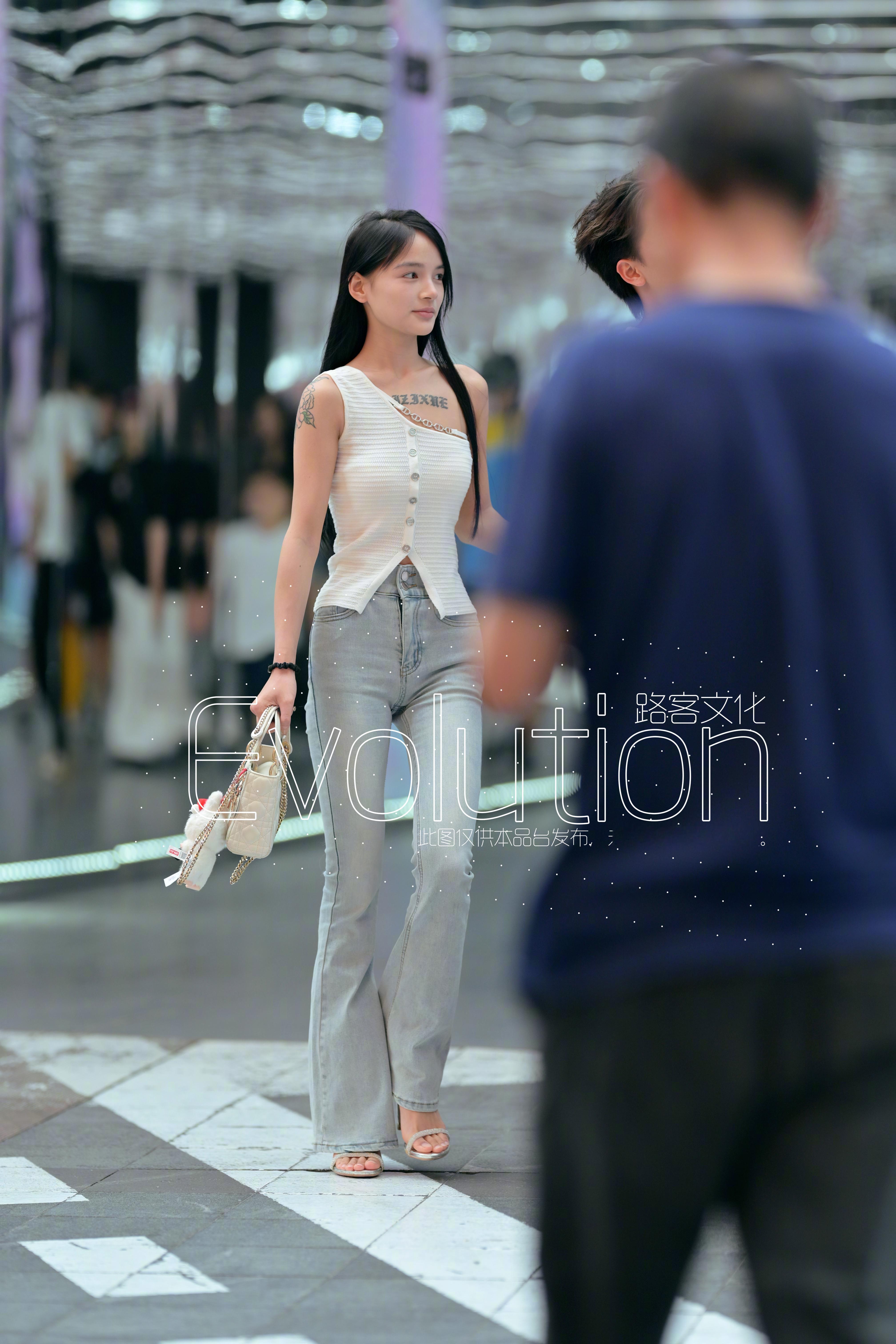 小姐姐身材不错哈！​​​