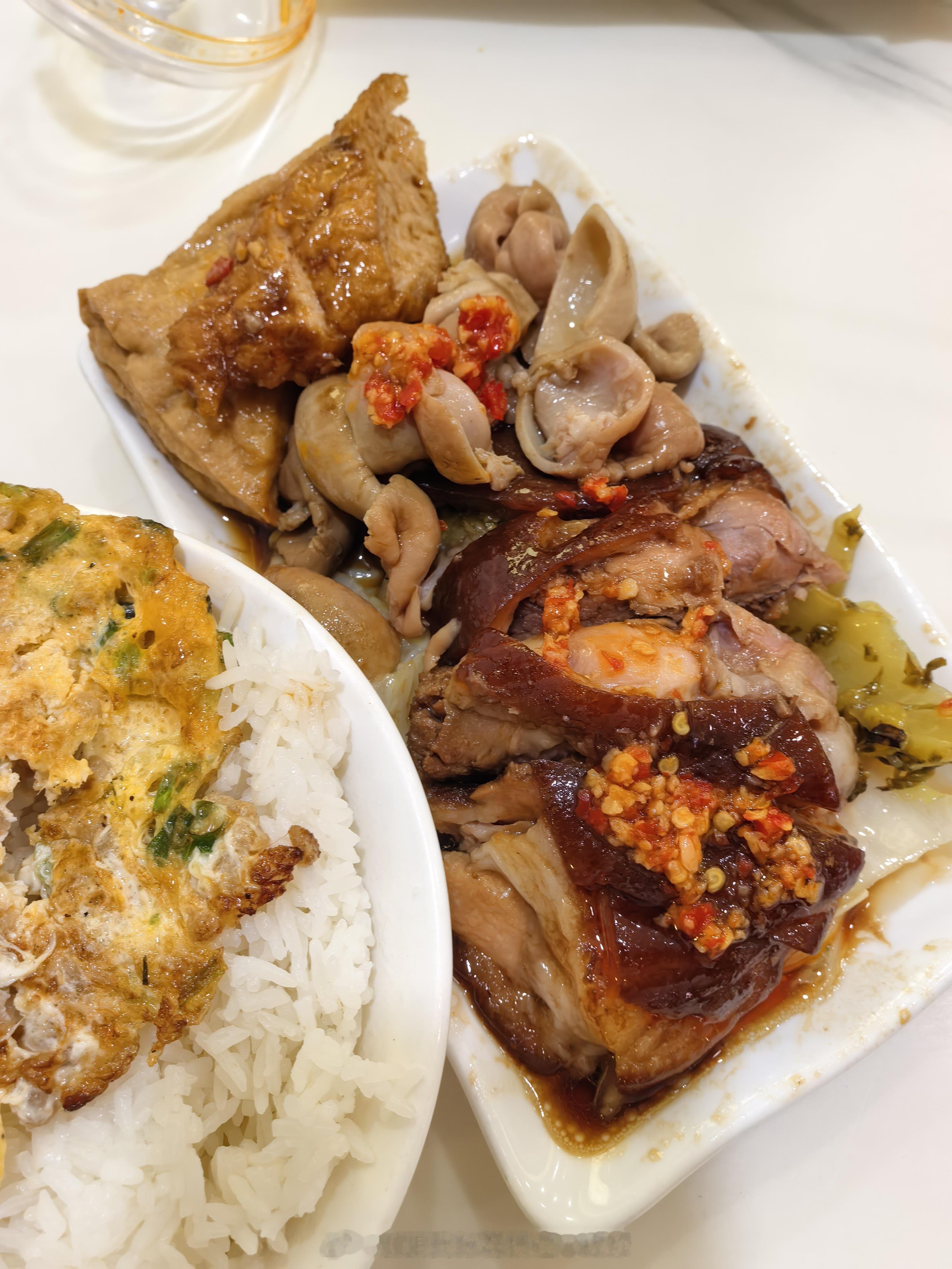 为庆祝今天人民海军服役了一整个航母编队:一艘003、一艘093、一艘075、一艘