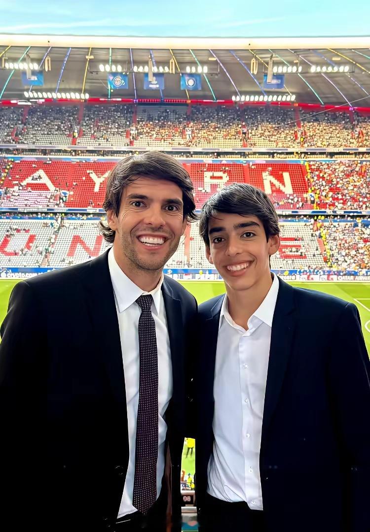 卡卡和他的儿子，卡卡的儿子真的太像卡卡了，简直就是一个模板刻出来的，卡卡虽然已经