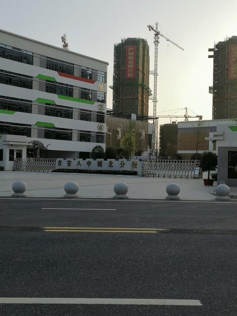 先来看2026年，三所学校将直接启用，推进速度之快，犹如赶场一般。一六八少荃湖中