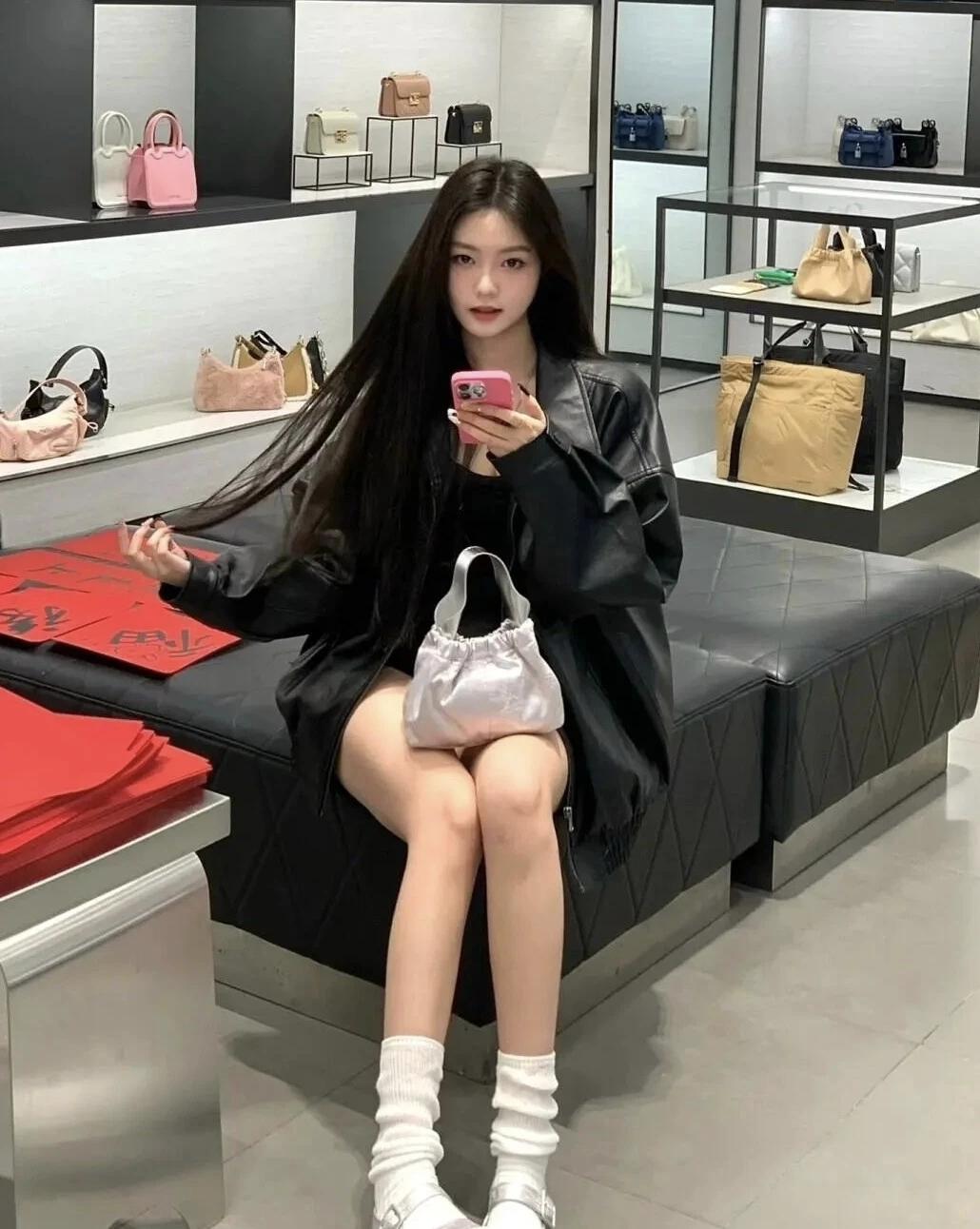 皮夹克的酷飒撞上店内精致的包袋陈列，银色小包点缀出甜酷小心思，在轻奢氛围里，随手