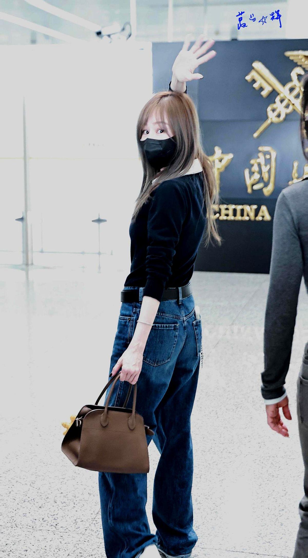 小个子女生真得学学王心凌！她机场这身，简直就是普通人穿搭天花板。一件普普通通