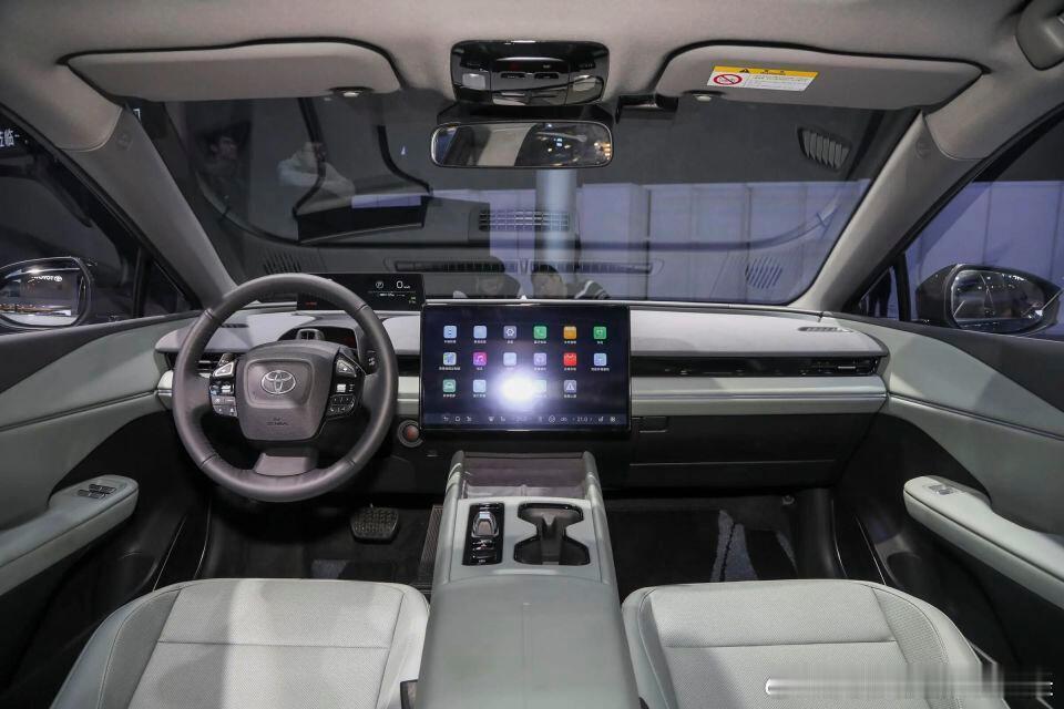 后排地板居然是纯平的，中间坐人也不会难受，腿部空间也挺宽敞，家用车要的就是这种实