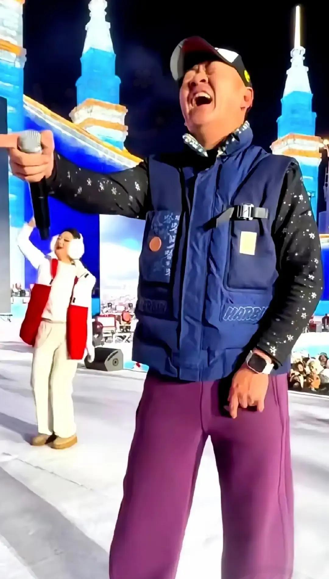 零下30℃，科班主持人被冻哭游客把羽绒服裹到只剩眼睛，还是听不清台上字正腔