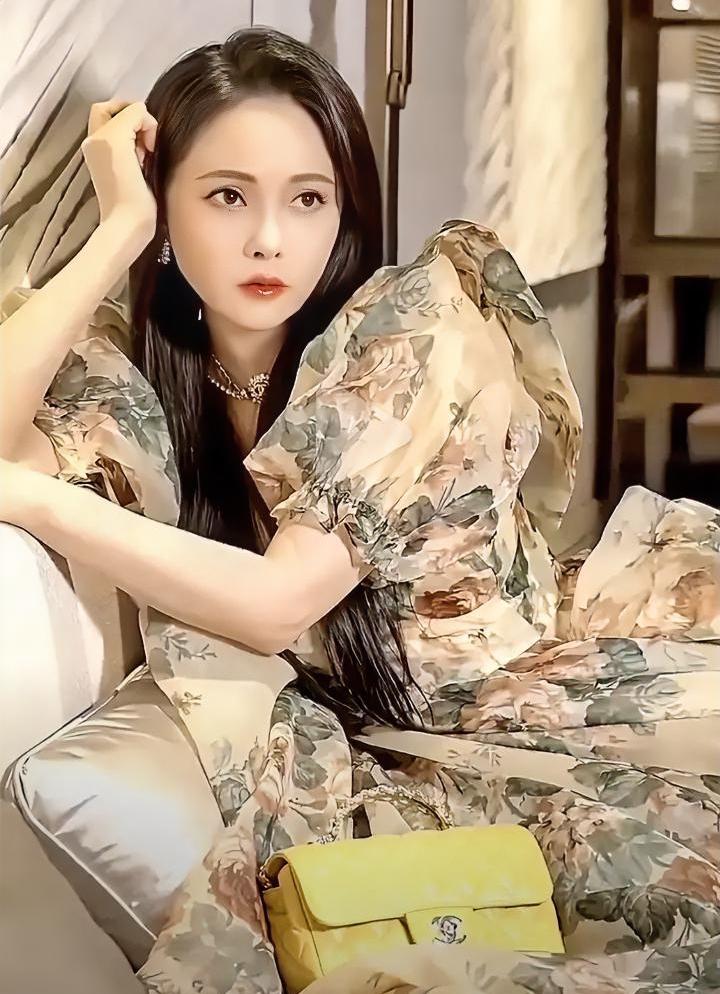 伊能静57岁，吃饭拿秤称，秦昊说她“有病”。但网友吵翻的不是这个。有人说