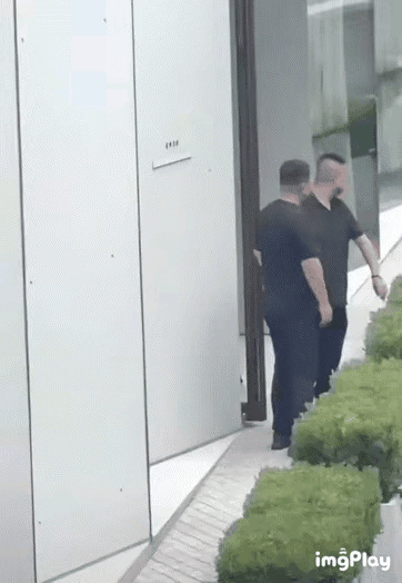 E哥第一张动图你是想干嘛？[抠鼻]