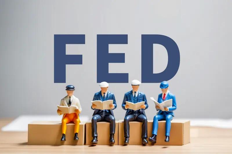 4月17日，《华尔街日报》报道称，利率互换市场出现鸽派转向，定价显示到12月美联