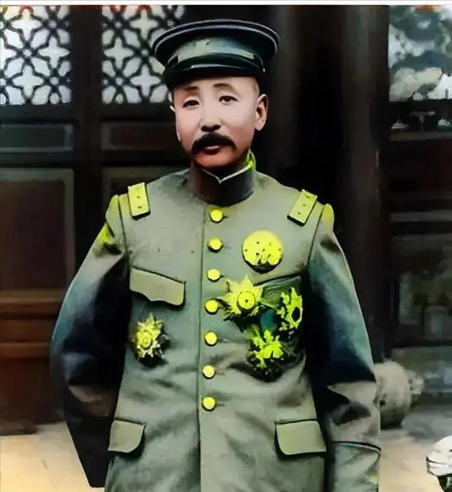 1915年，张作霖的三姨太，把丫鬟抽得遍体鳞伤。张作霖得知后，踹开房门后，当众骂