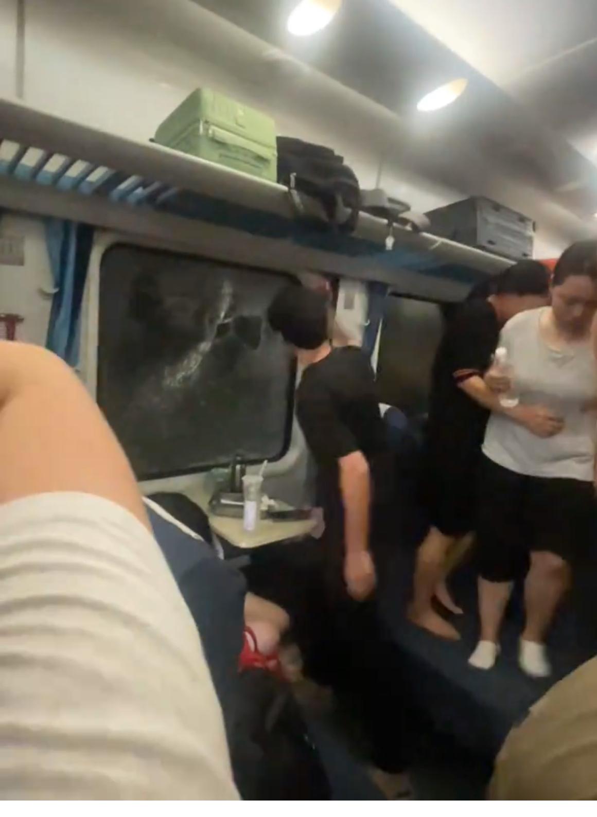 7月2日，K1373列车故障，小伙砸窗透气，到底对不对？还是为冲动来买单？