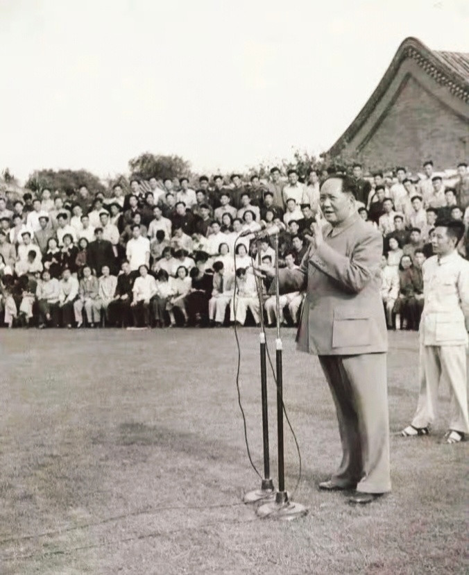 永远忠于我们伟大的领袖毛主席！没有毛主席就没有新中国！全国人民永远怀念您！