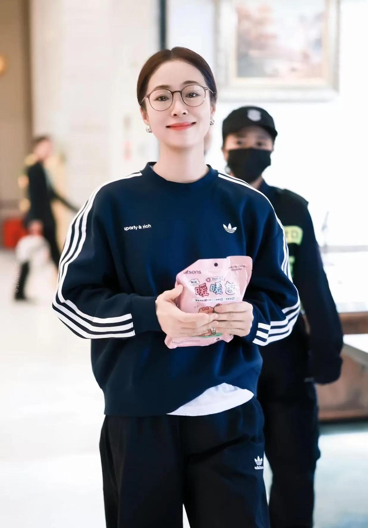  日常穿搭天花板！江一燕的卫衣造型，把松弛感和活力焊在身上，这才是普通人能照搬的