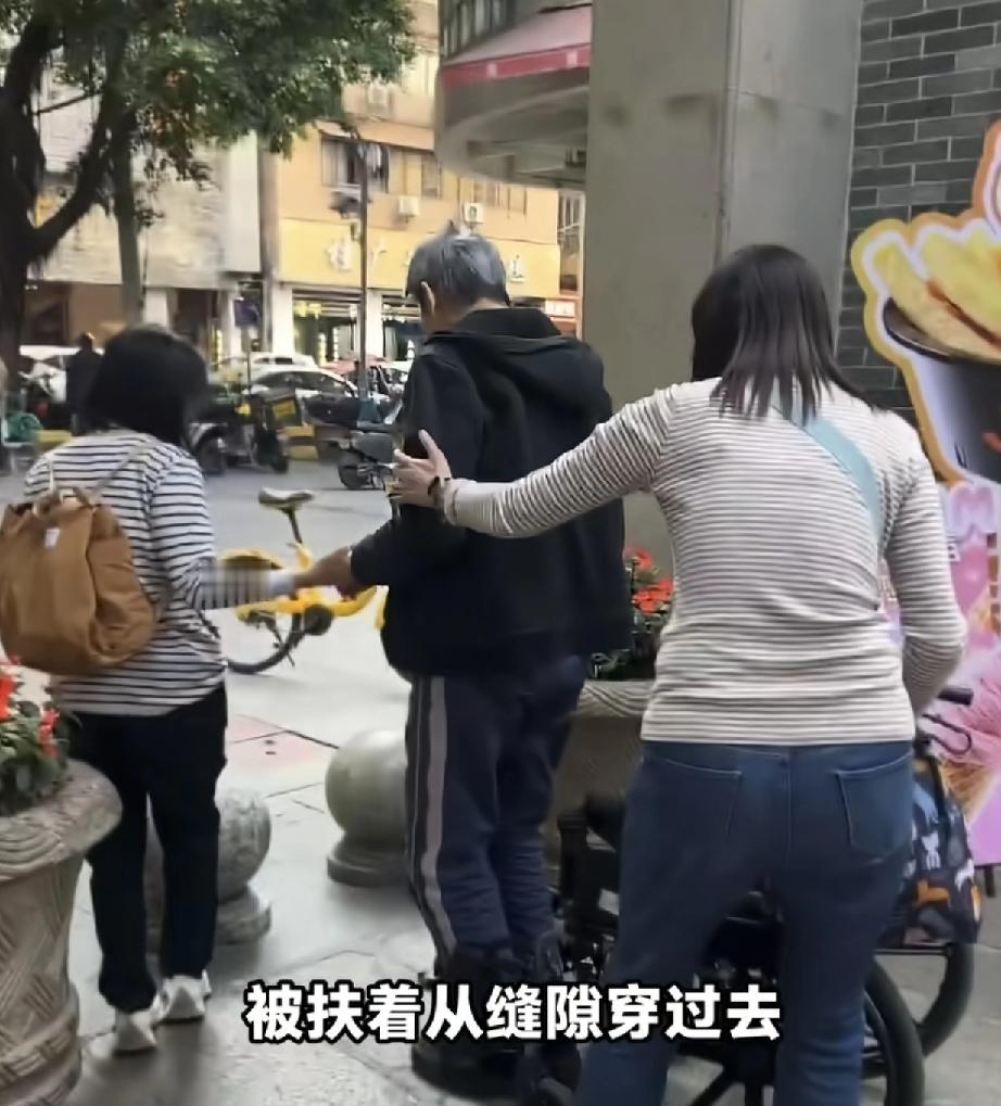 广州北京路附近有网友发现为了拦截电动车进入步行区，设置了很密的石墩。结果一位坐着