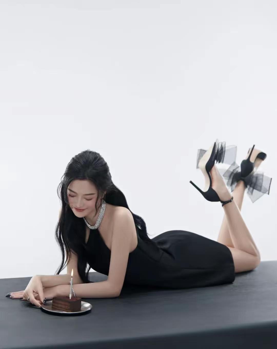 这细高跟一穿，走路肯定带风[笑着哭]