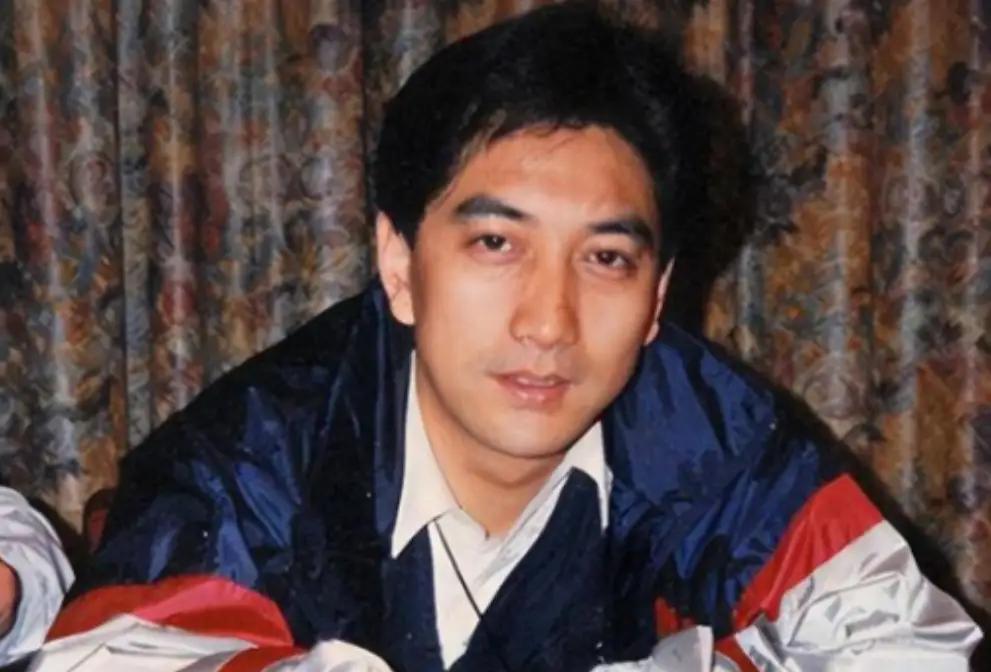 2007年，水均益的妻子意外瘫痪，他毫不犹豫选择和妻子离婚，女儿哭着恳求，爸爸，