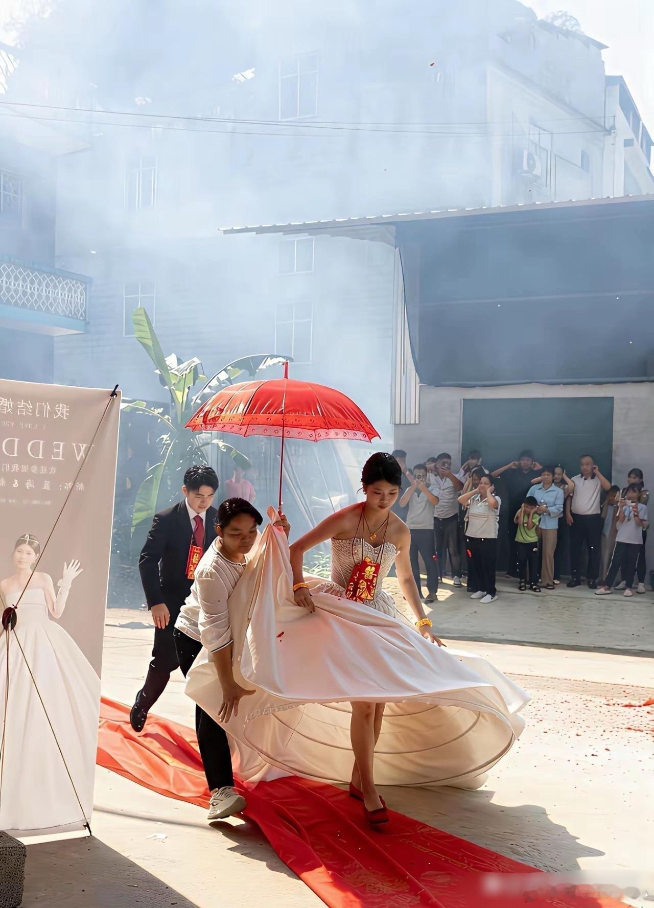 新娘遇到这一幕，也是无语了，让你拉裙子，没让你直接掀