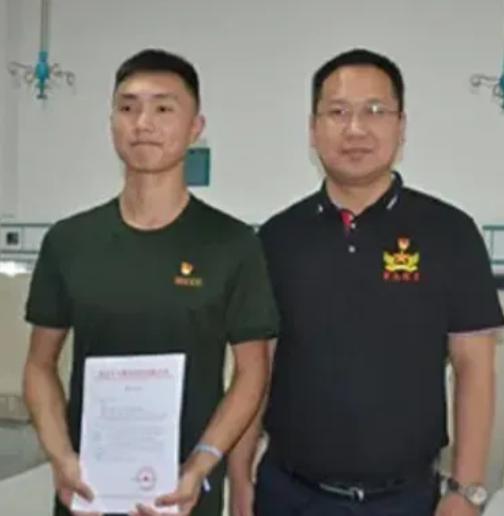 2019年，退伍军人尹文杰在抓小偷时，突然看到了小偷长相，他吃了一惊，赶紧松手，