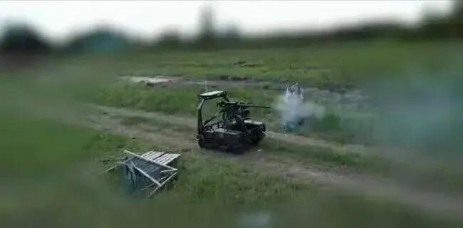 很疯狂！最近乌克兰前线传出这么个事儿。一台名叫DevDroidTW12.7