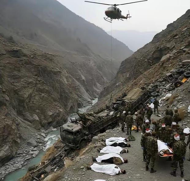 印军的一辆军车高崖坠落！1月22日的克什米尔地区，印度军队坠崖，至少10名士