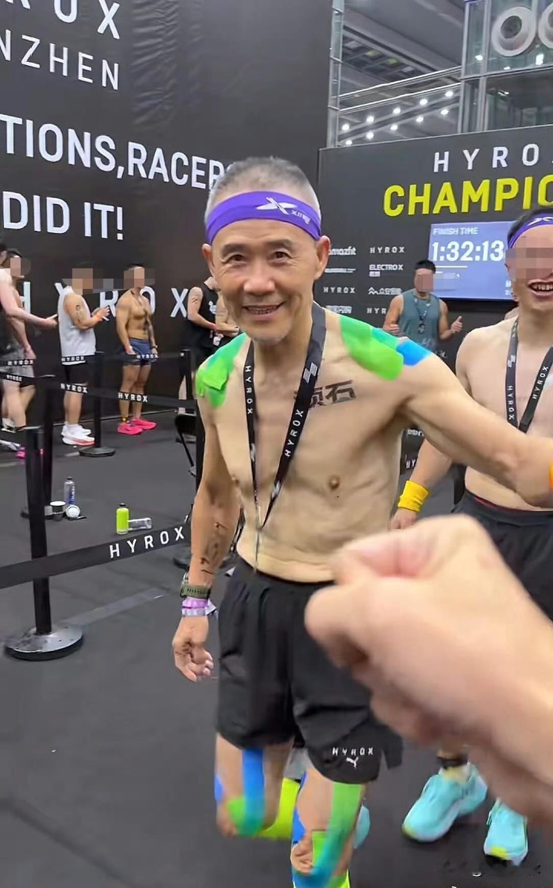 王石这是错误运动模式的失败典型，年纪大之后皮肤弹性自然衰退，长期大剂量有氧，大量