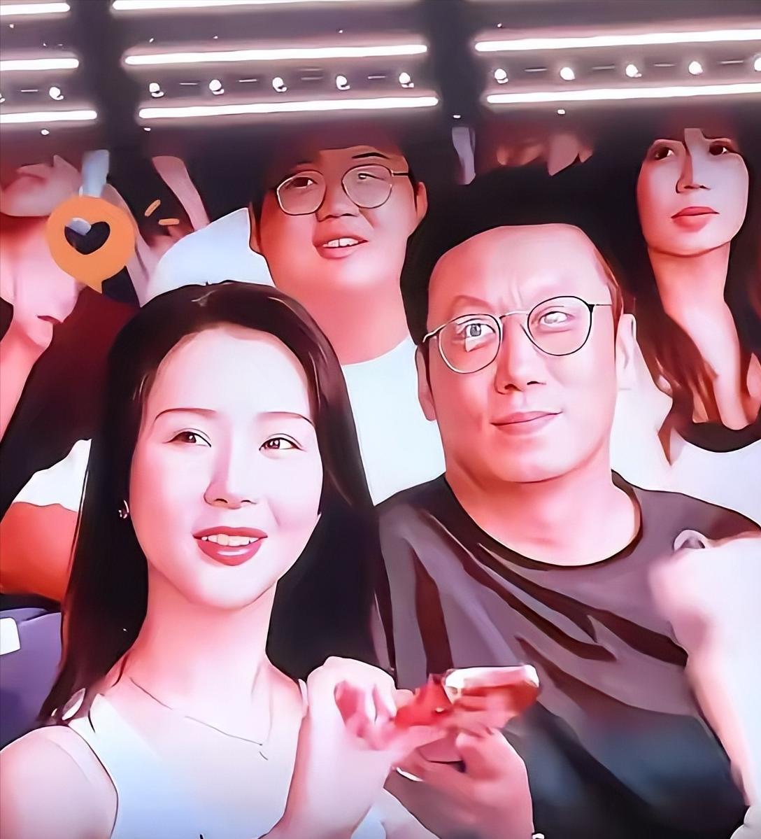 买票来看邓紫棋，男的一看镜头对准自己，立马拍身边人提醒，女的秒懂，赶紧捂脸低头躲