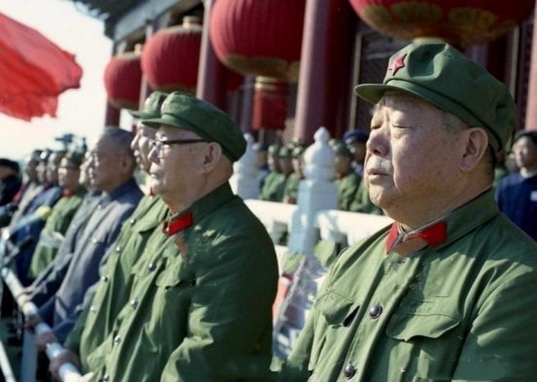 1975年，叶剑英元帅主持，在三座门开会，陈锡联上将在会上十分不满意地批评一个人