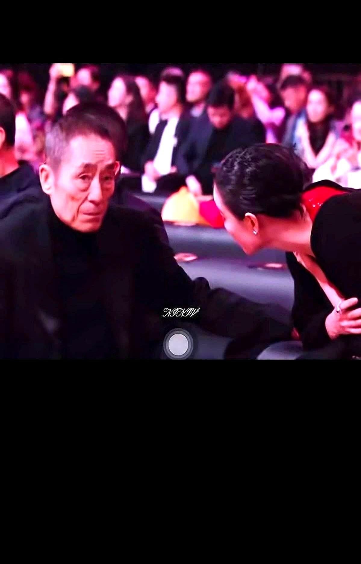 戛纳红毯，巩俐一抬手，身边的男人瞬间慌了，头猛地扭向一边。你以为她捂的是