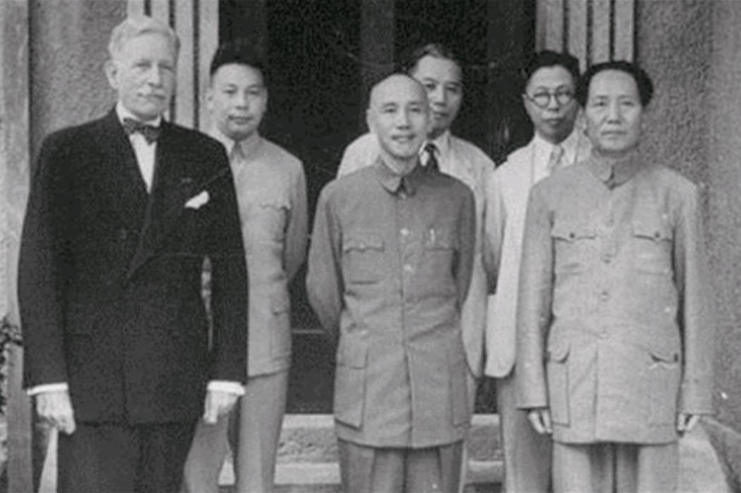 在重庆开会时，蒋介石提出让毛泽东担任省长。毛泽东平静地问道：“委员长要我担任哪个