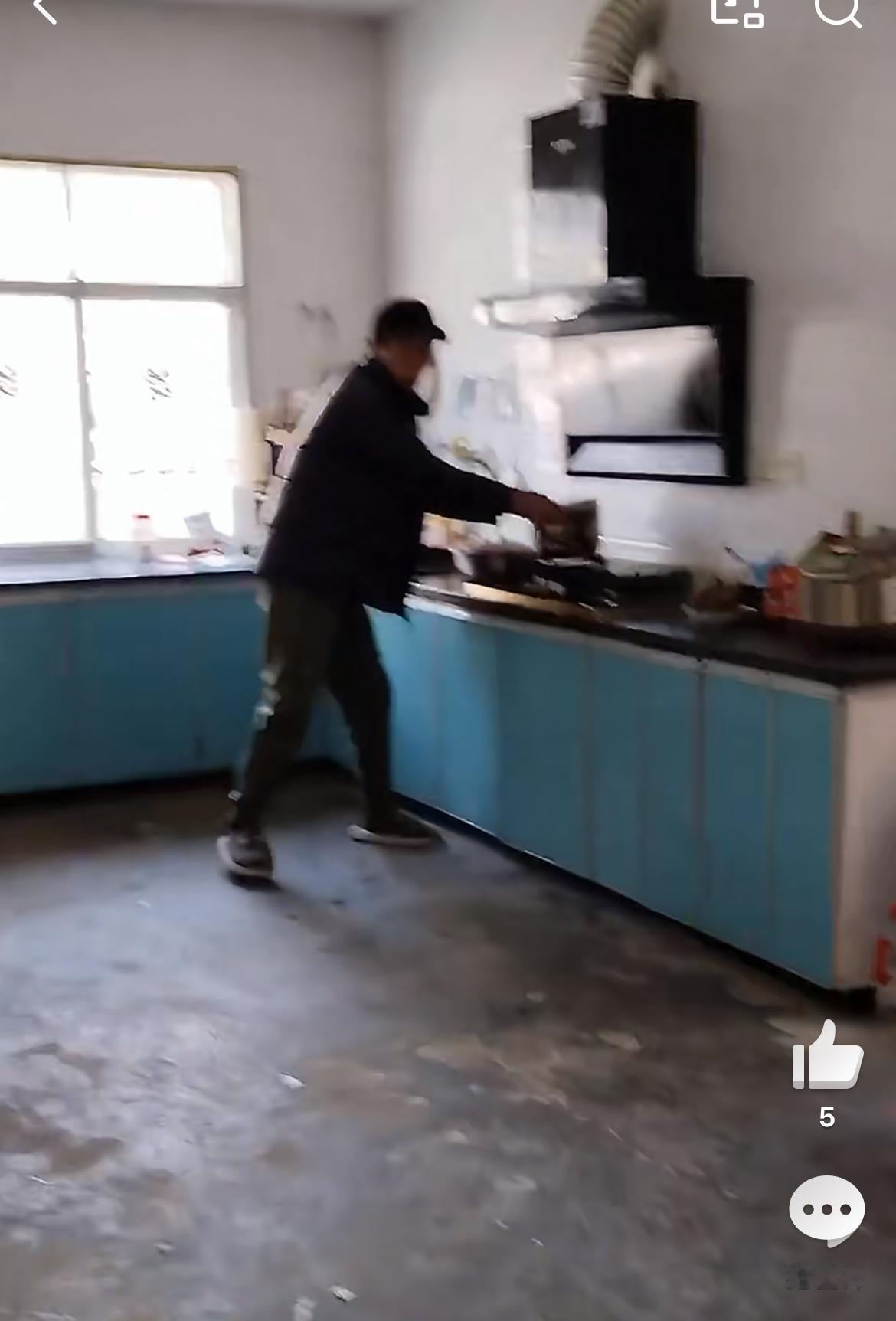 摊上这样的公公也是灾难，为了一点点小事把厨房给砸了，媳妇在旁边抱怨，听口音是湖北