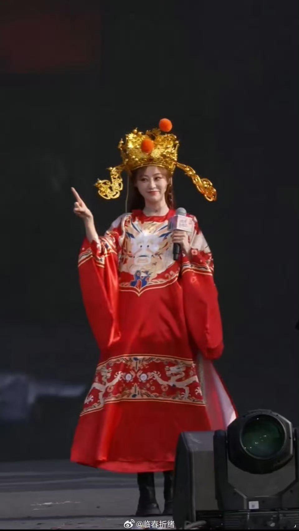 祝绪丹cos了小财神绪丹的笑容配上金元宝，喜庆又治愈，看得人都想跟着一起撒福气