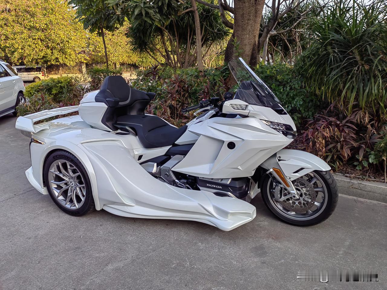 什么神人载具，汽车与摩托车喝醉了？