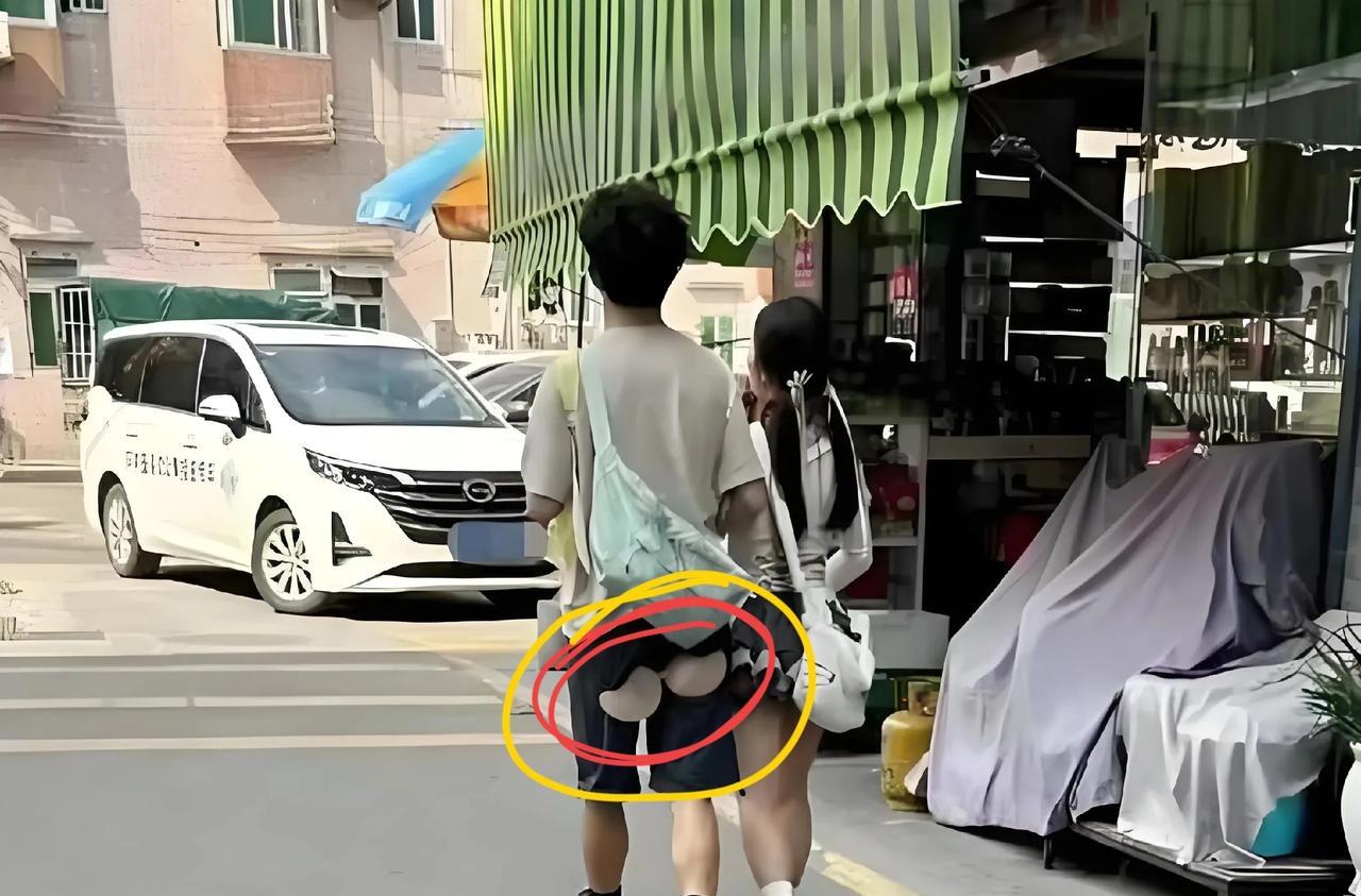 这裤子上是什么？要不要提醒他们一下#辣眼睛的裤子#