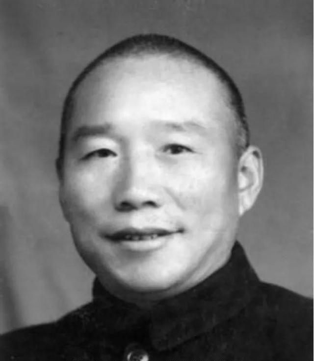 1948年，国军的一名伙夫和大部队走散了，被解放军拦下。解放军看他年纪大，便发了