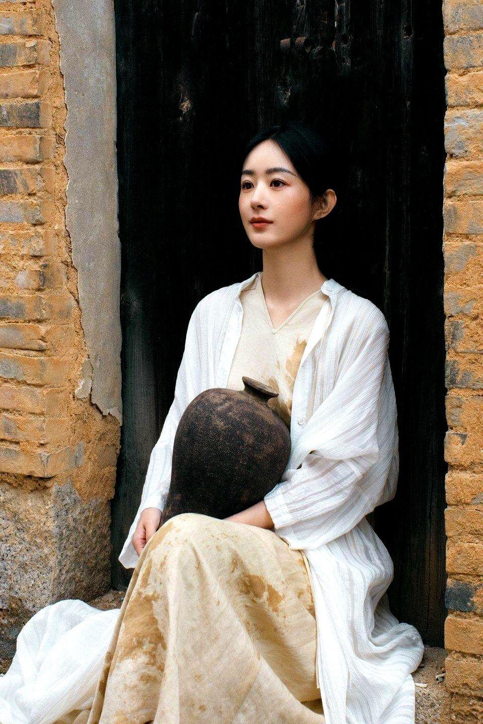 85花这波反差感直接给我整懵了！现在网上吵翻了，有人说赵丽颖是“事业摆烂”—