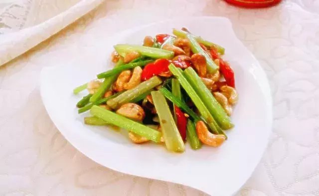 芹菜和它一起吃, 爽口脆嫩, 营养又美味!