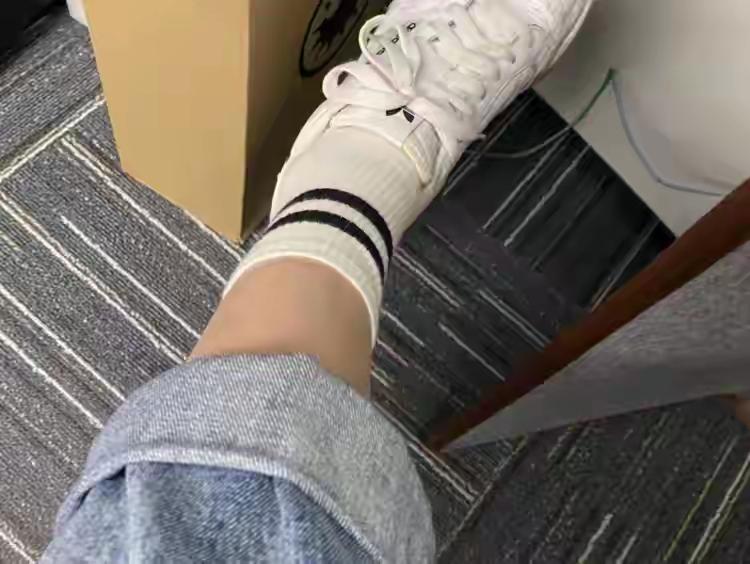 最近“北方人在南方如何过冬”话题火了。有东北网友在杭州吐槽，下身加绒牛仔裤、两条