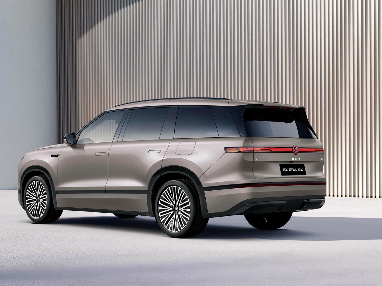 尺寸越级：它直接对标的是40万+的理想L9、问界M9，尺寸甚至比途昂还大一圈，但