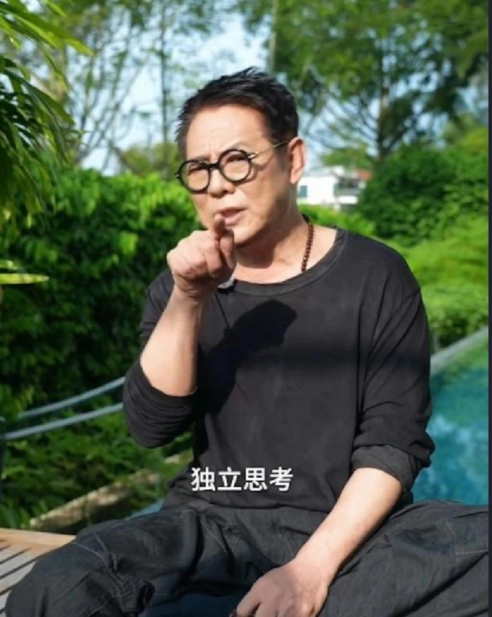 李连杰手术住院期间，妻子利智每天仅到医院探望15分钟，其余时间多由护理人员照料。