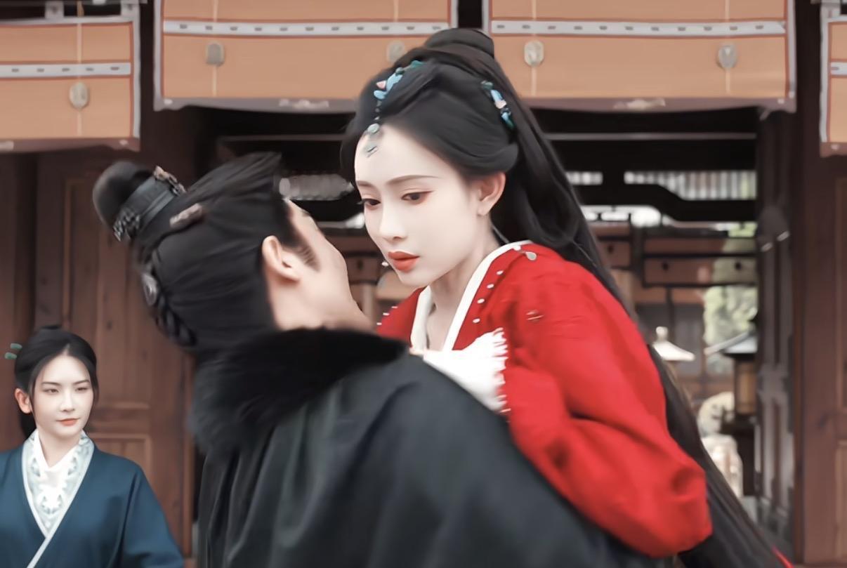 沈汐和的亲哥和亲爹都喜欢抱着她转圈圈，还是一直把她当成小孩儿。从外形上看亲