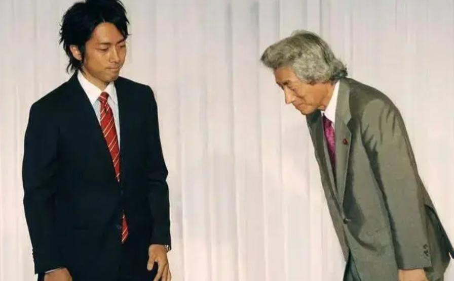 高市早苗原本可以从从容容当选首相，如今却要低头鞠躬求支持，早晚要连跪带爬下岗去。