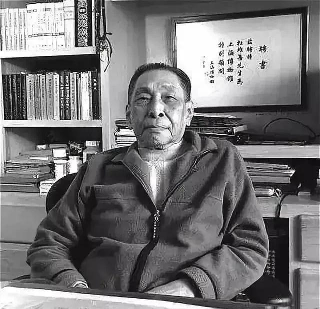 1991年，杜月笙之子杜维善在参观上海博物馆钱币馆时，忽然指着1枚残破的金币，对