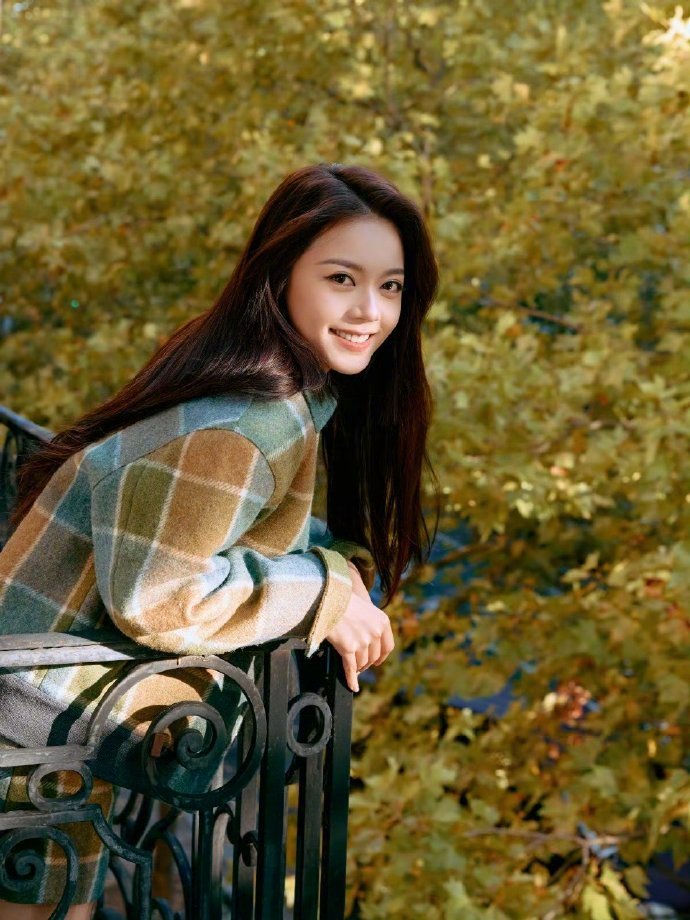 赵今麦在国外美成啥了谁被惊到！赵今麦在国外遇上初秋阳光，整个人亮得像发光，脸庞