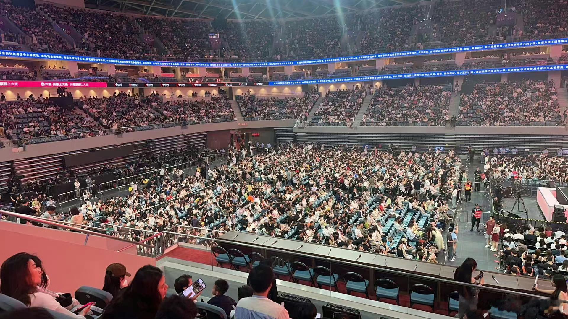 王力宏是捅了人窝了吧咱就是说王力宏杭州演唱会这阵仗也太大了！现场座无虚席，满满的