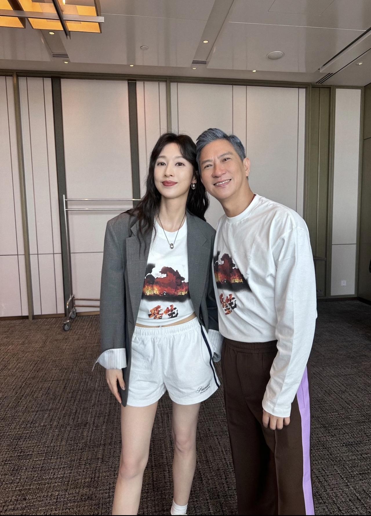 2024年，张家辉与张俪的合影，那时的张俪刚好40岁了。张俪身穿西装配休闲短