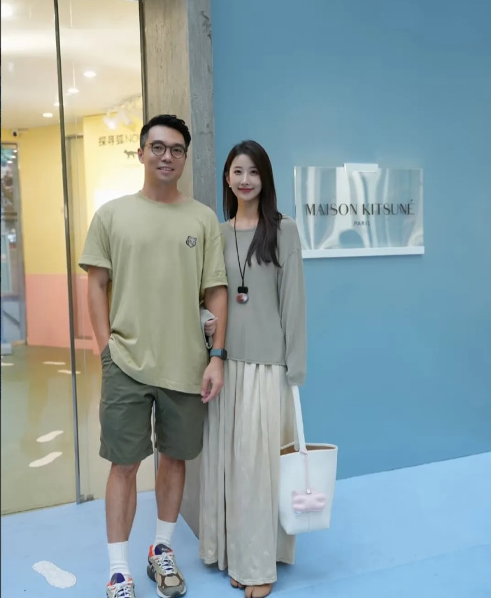 我和男闺蜜去逛商场时，刚好被男友看到我俩在一起，但是男友什么也没说，只是默默的转